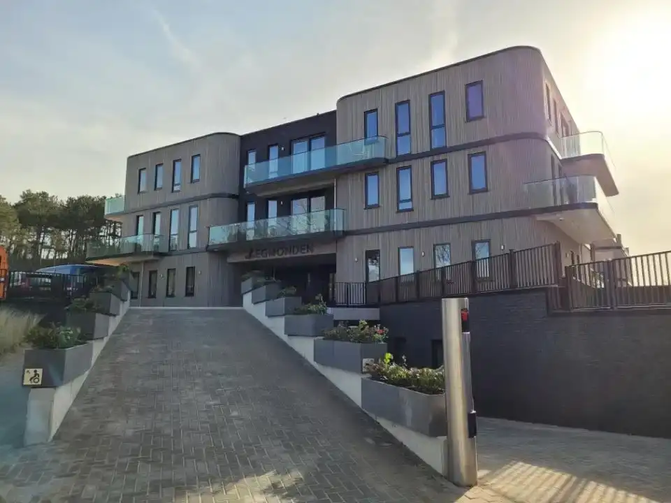 Appartementen De Egmonden van buitenaf met oprijlaan